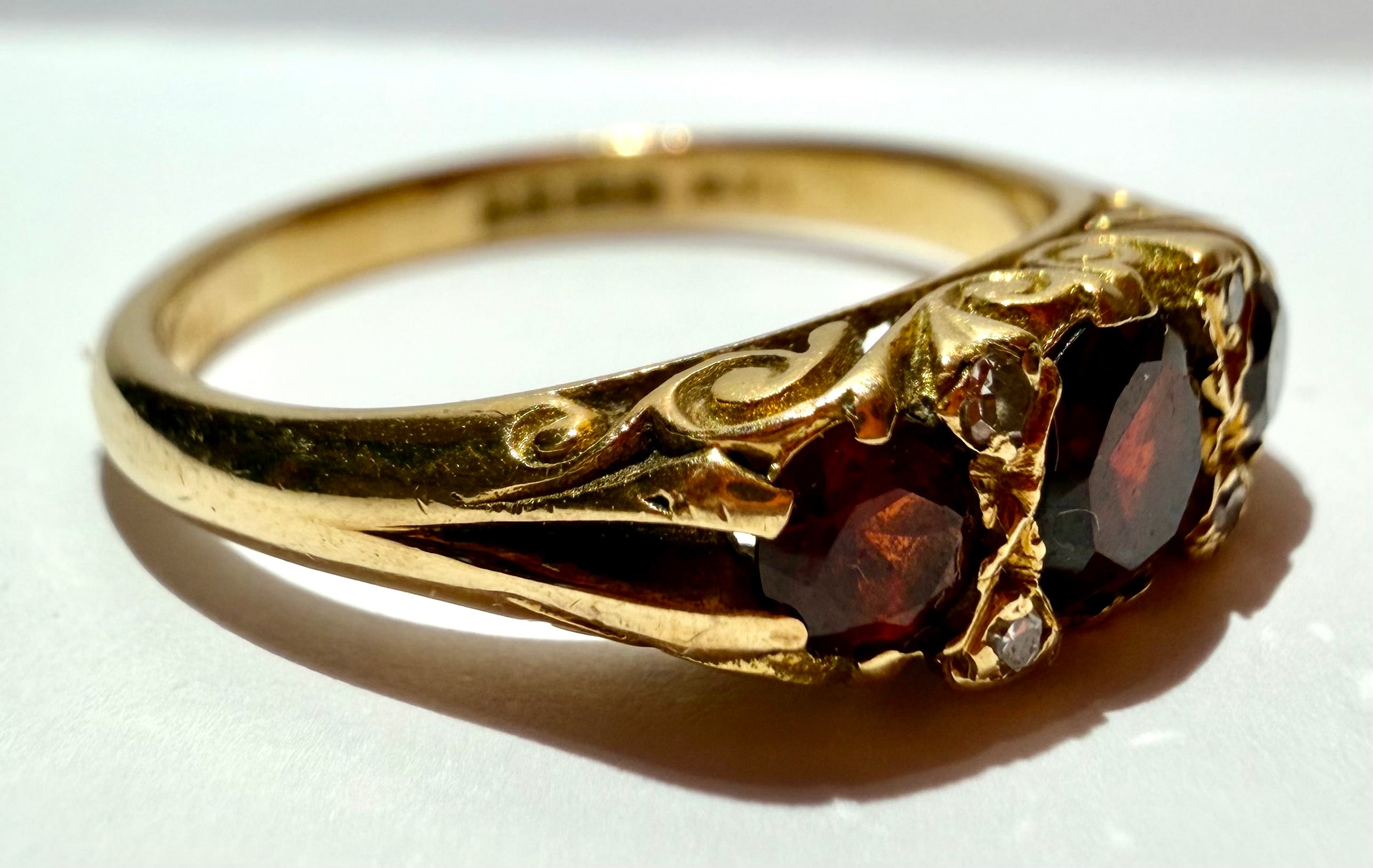 Lot 77: 18ct Yellow Gold Garnet Ring