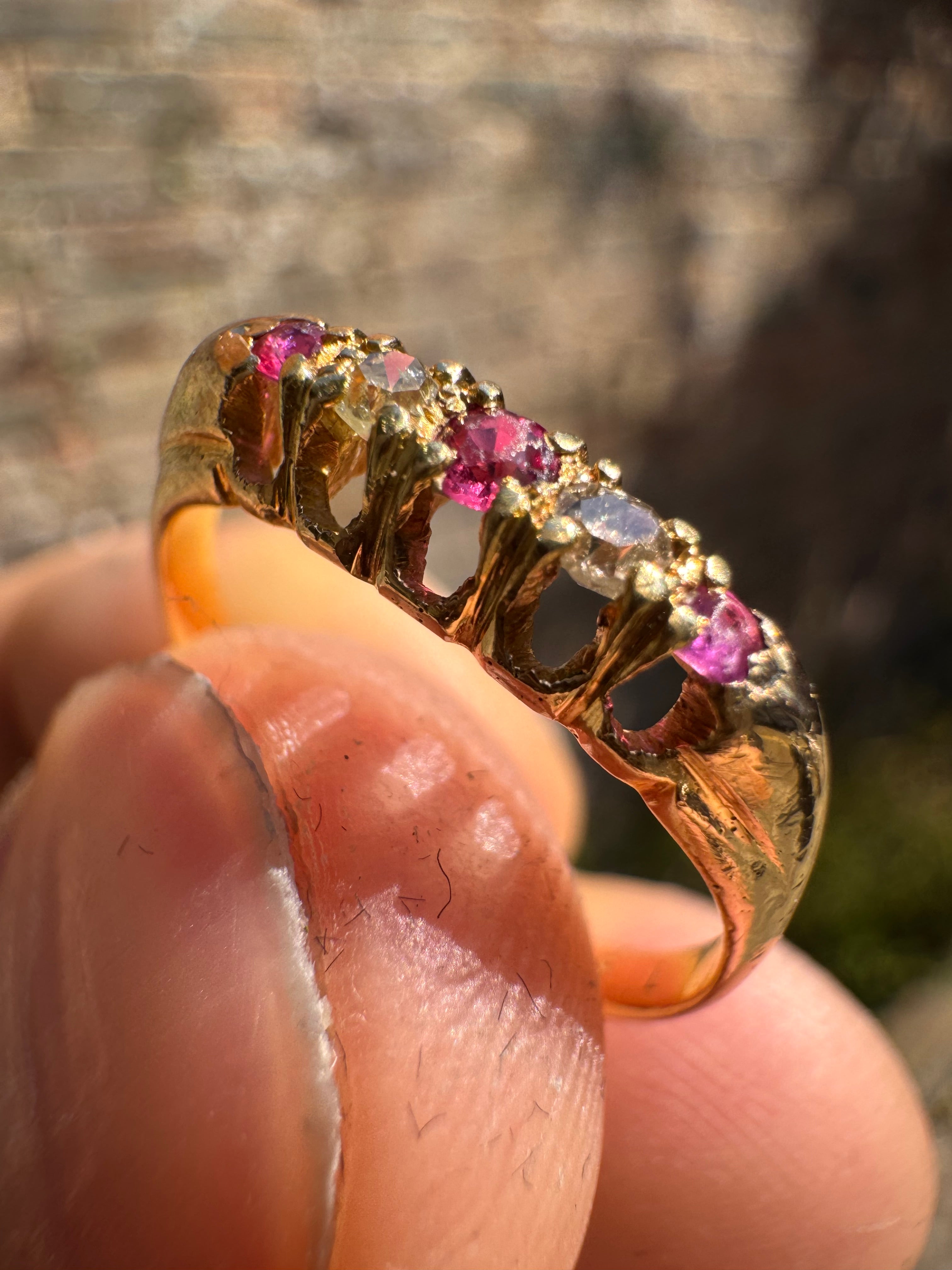 Lot 79 : Antique 18ct Ruby Diamond Ring