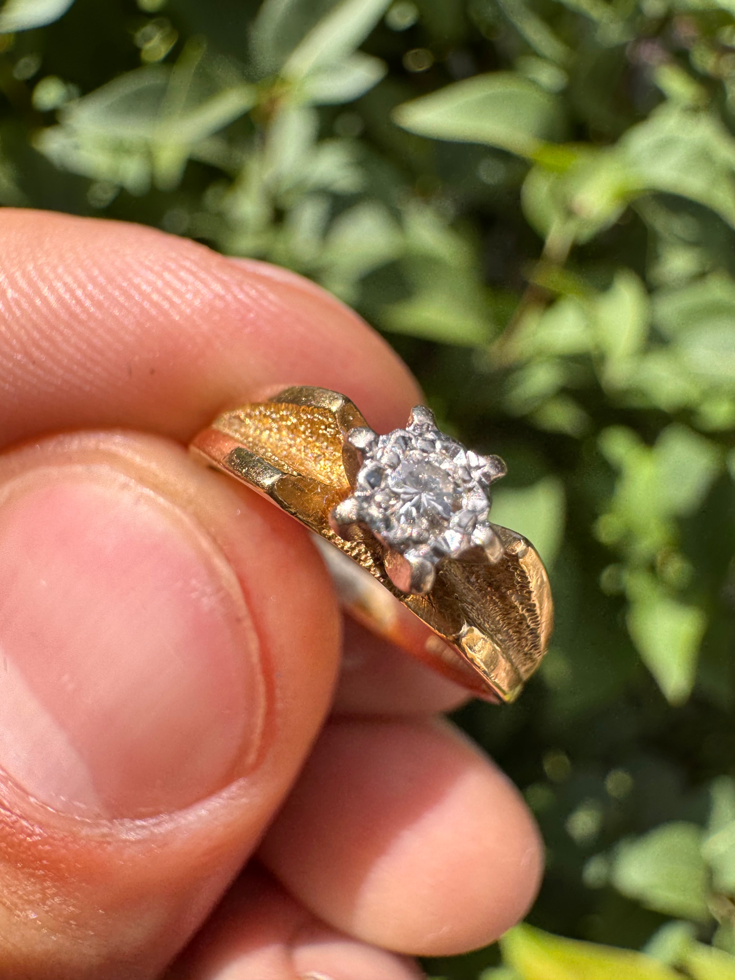Lot 78: 18ct Yellow Gold Diamond Ring Estimate £200-400
