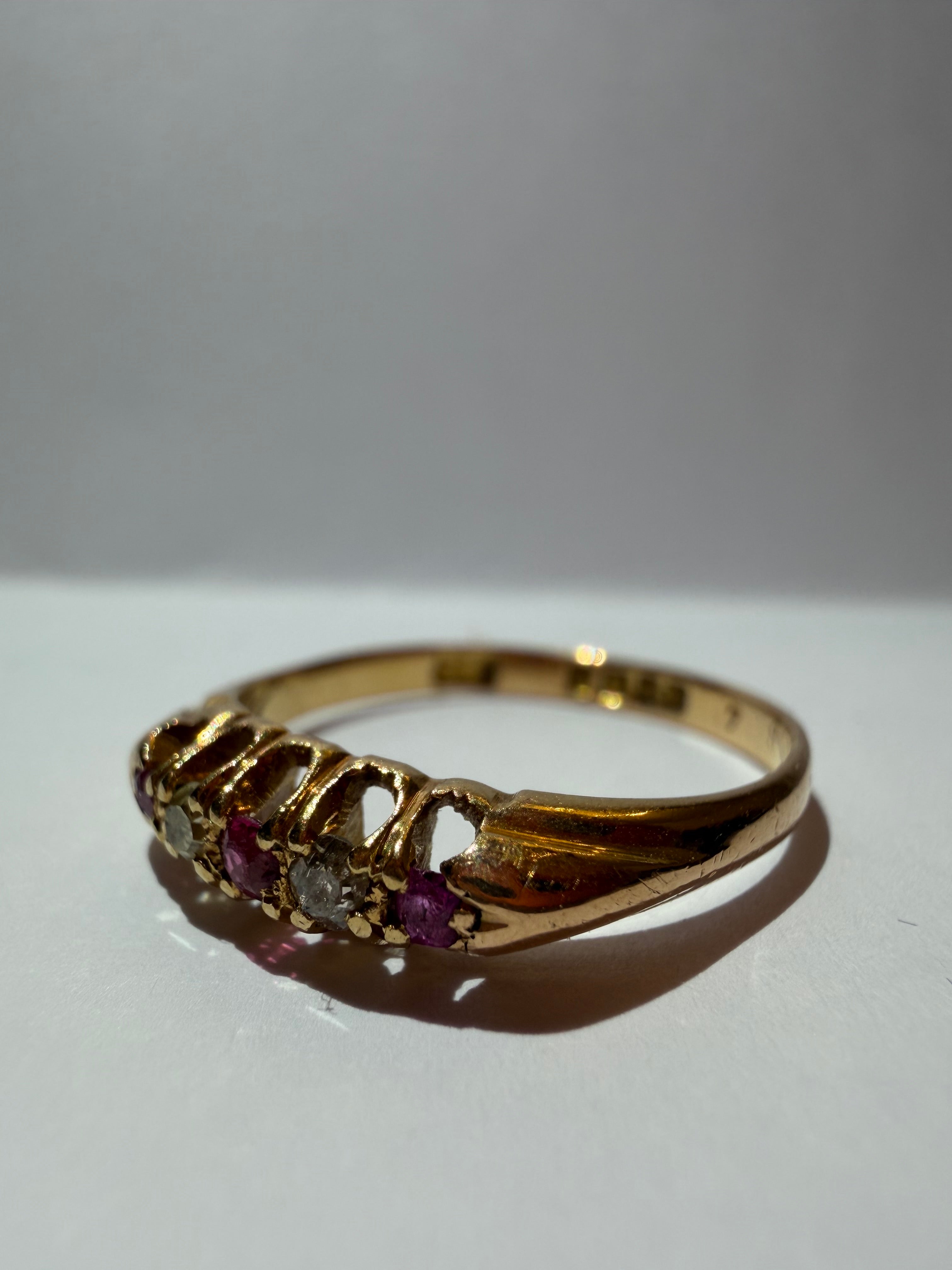 Lot 79 : Antique 18ct Ruby Diamond Ring