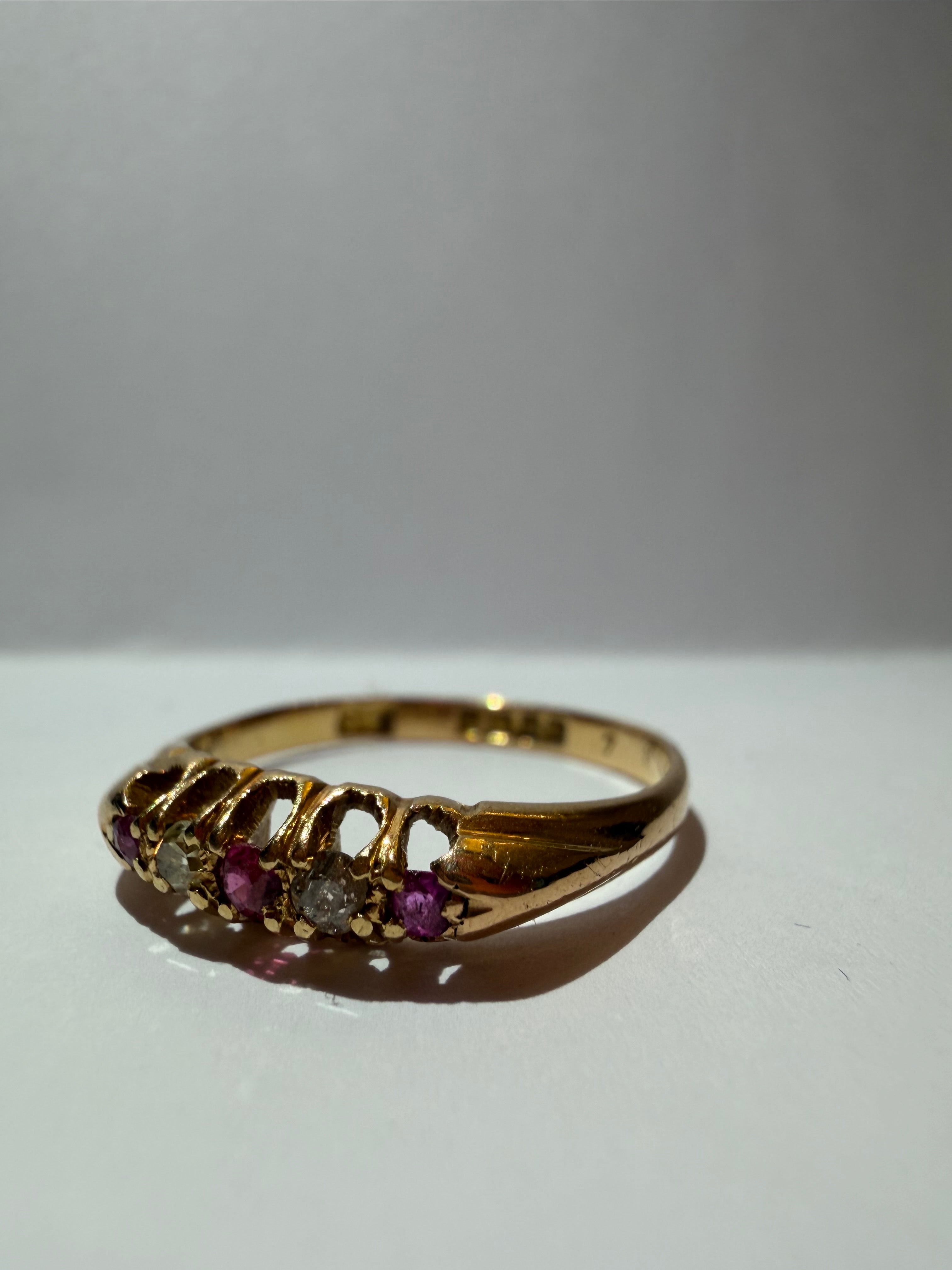 Lot 79 : Antique 18ct Ruby Diamond Ring
