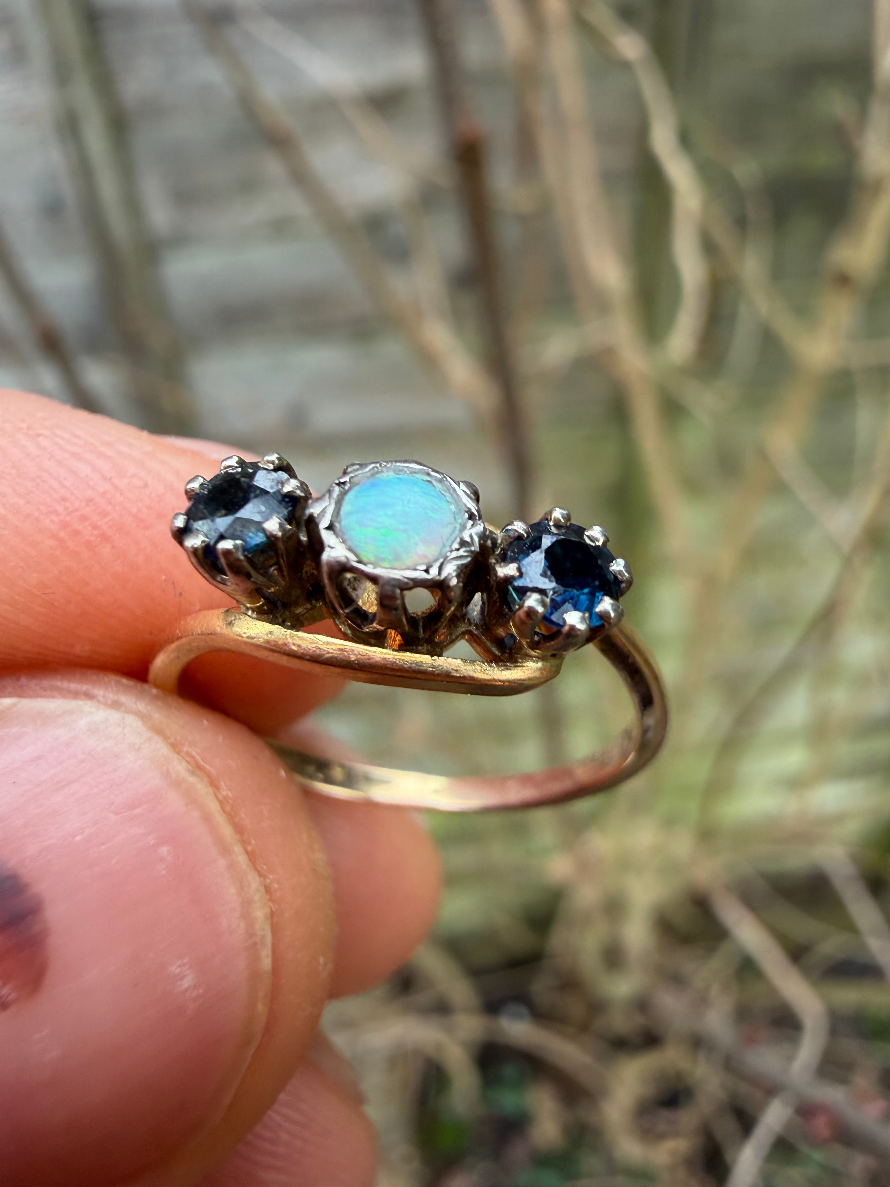 Lot 82: Antique 18ct Opal Sapphire Trilogy Yellow Gold Ring