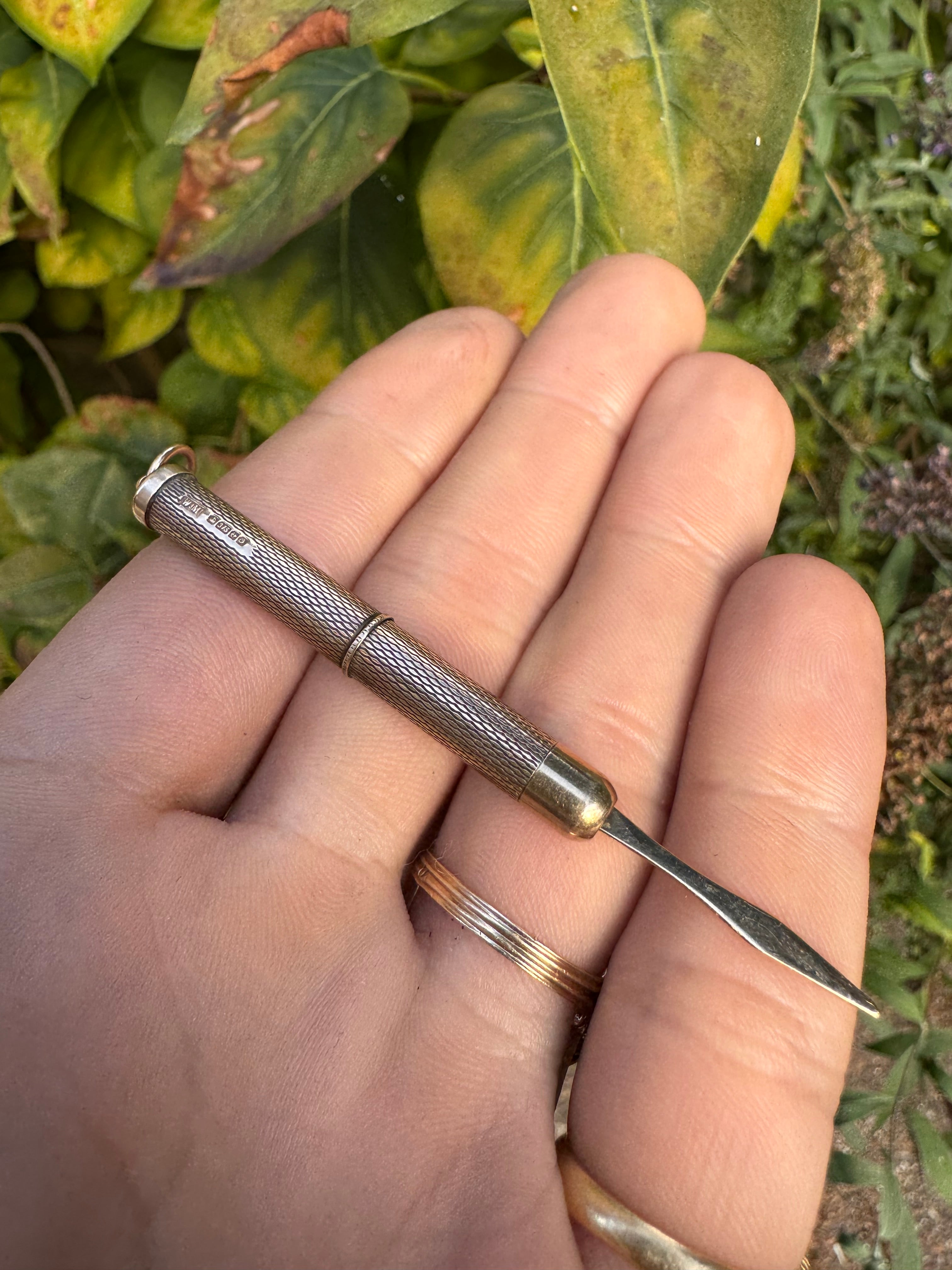 Lot 84: 9ct Yellow Gold Solid Tooth Pick