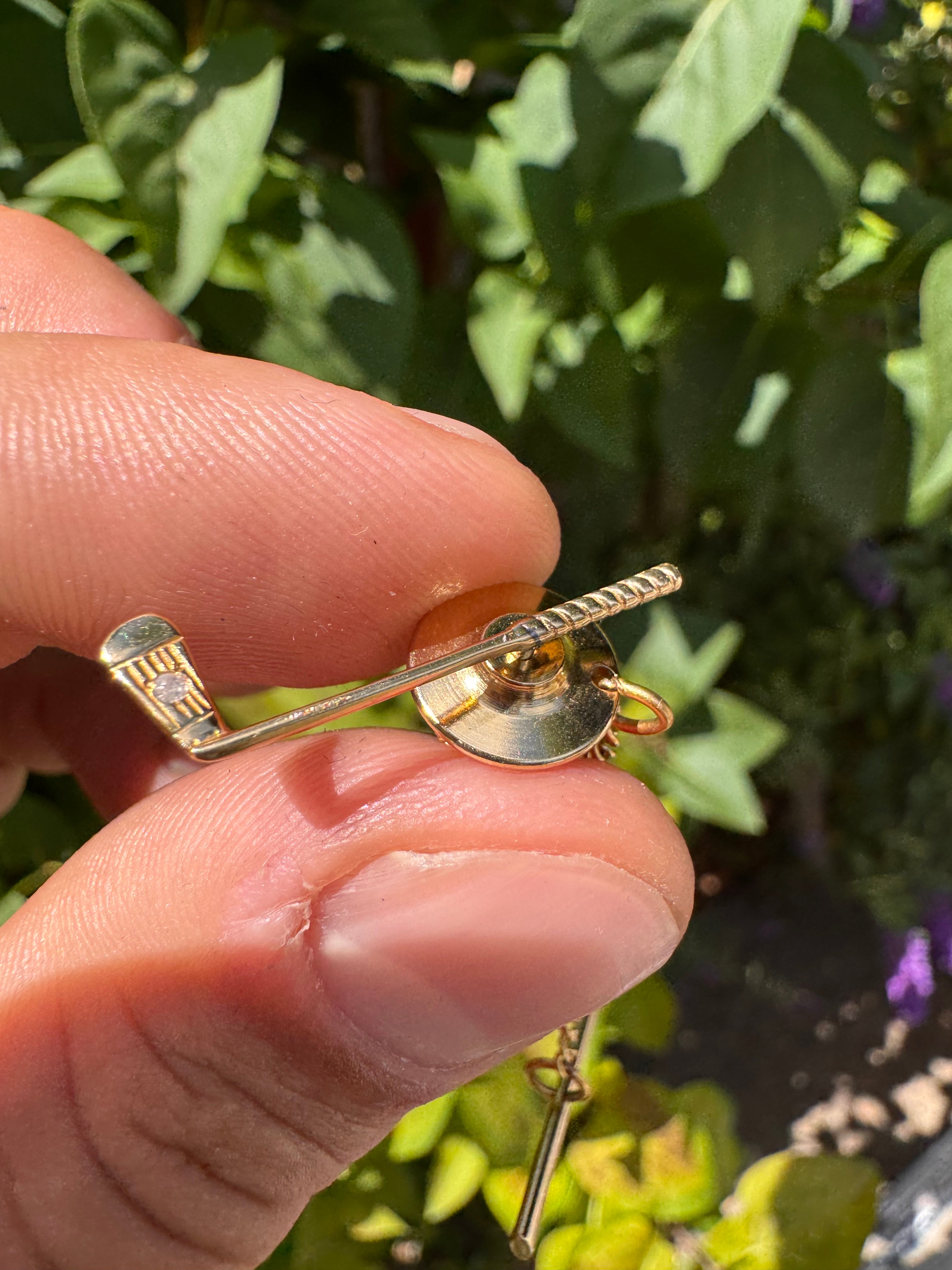 Lot 10: 14ct Gold Diamond Tie Pin Golf Club (Italian)