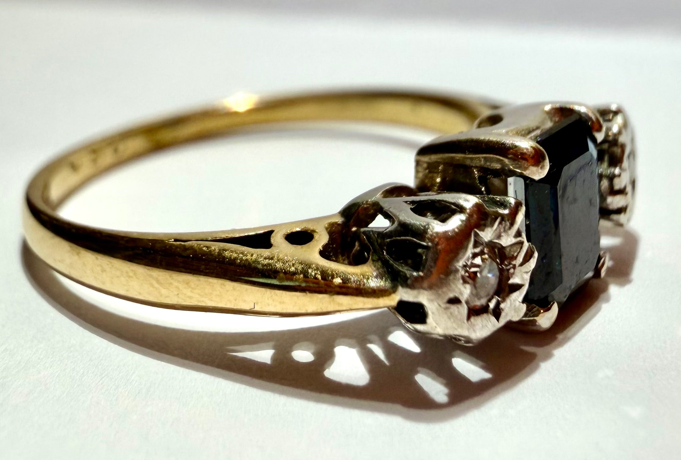 Lot 76: 18ct Yellow Gold Sapphire Ring