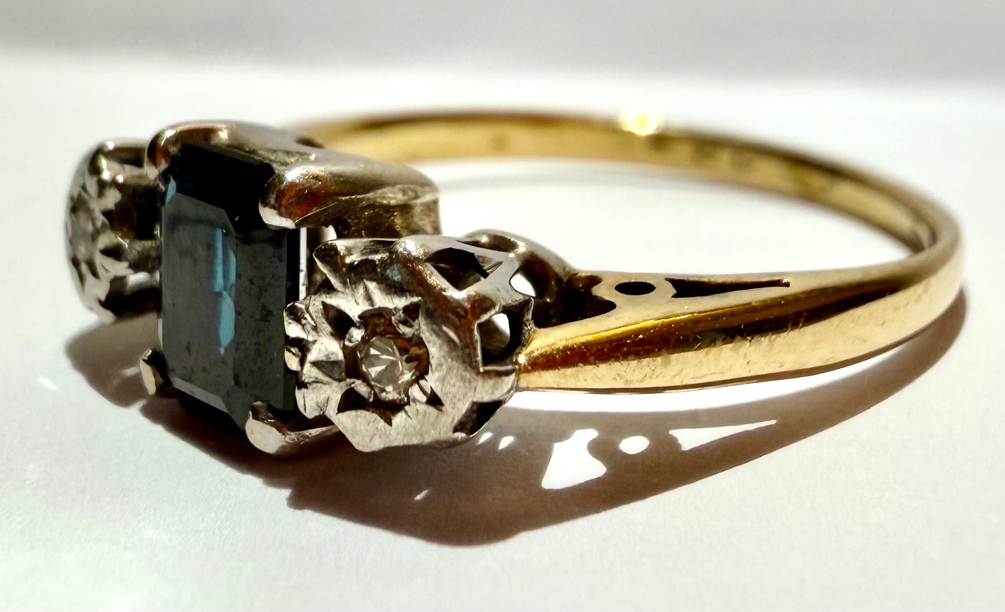 Lot 76: 18ct Yellow Gold Sapphire Ring