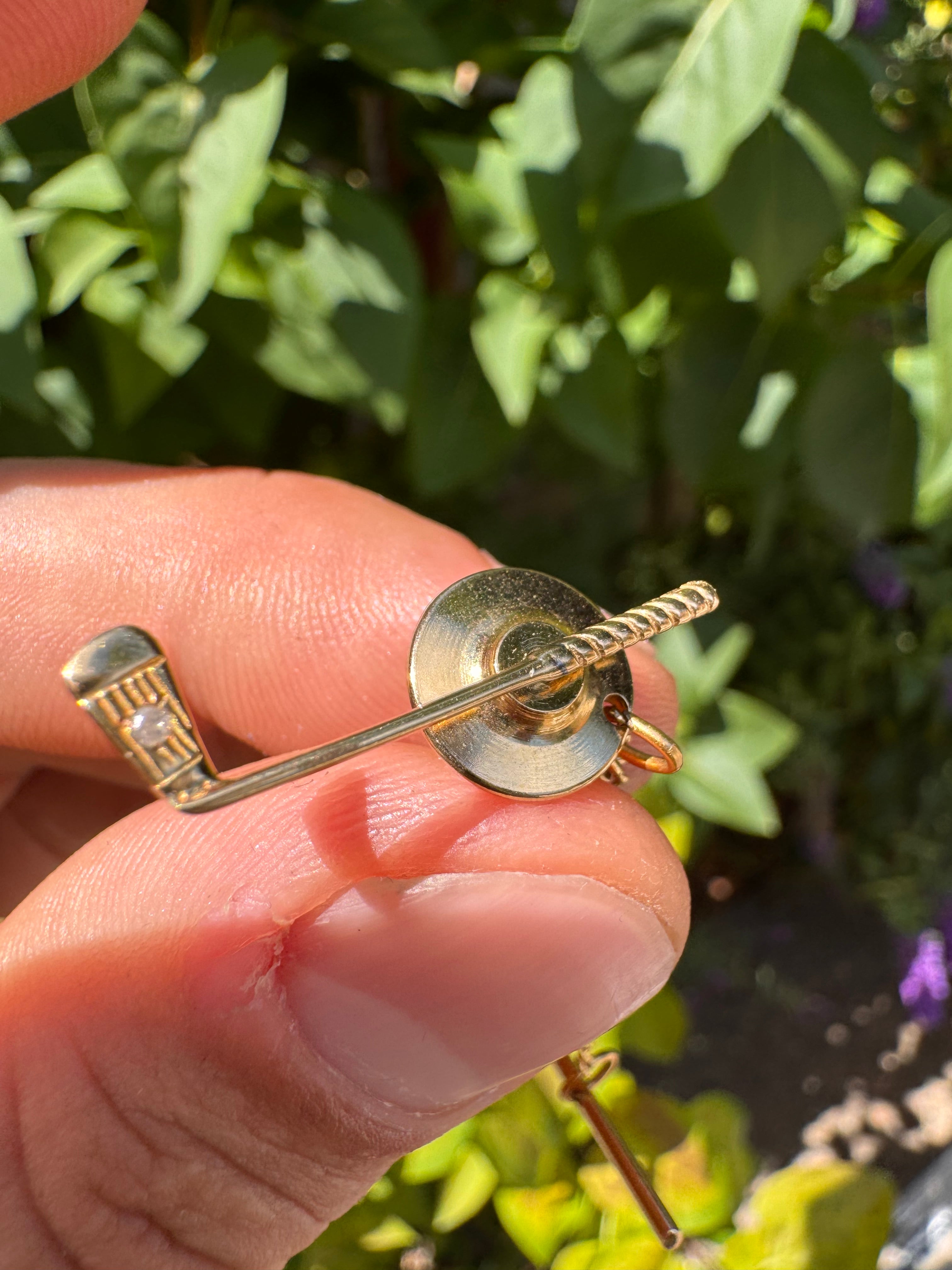 Lot 10: 14ct Gold Diamond Tie Pin Golf Club (Italian)