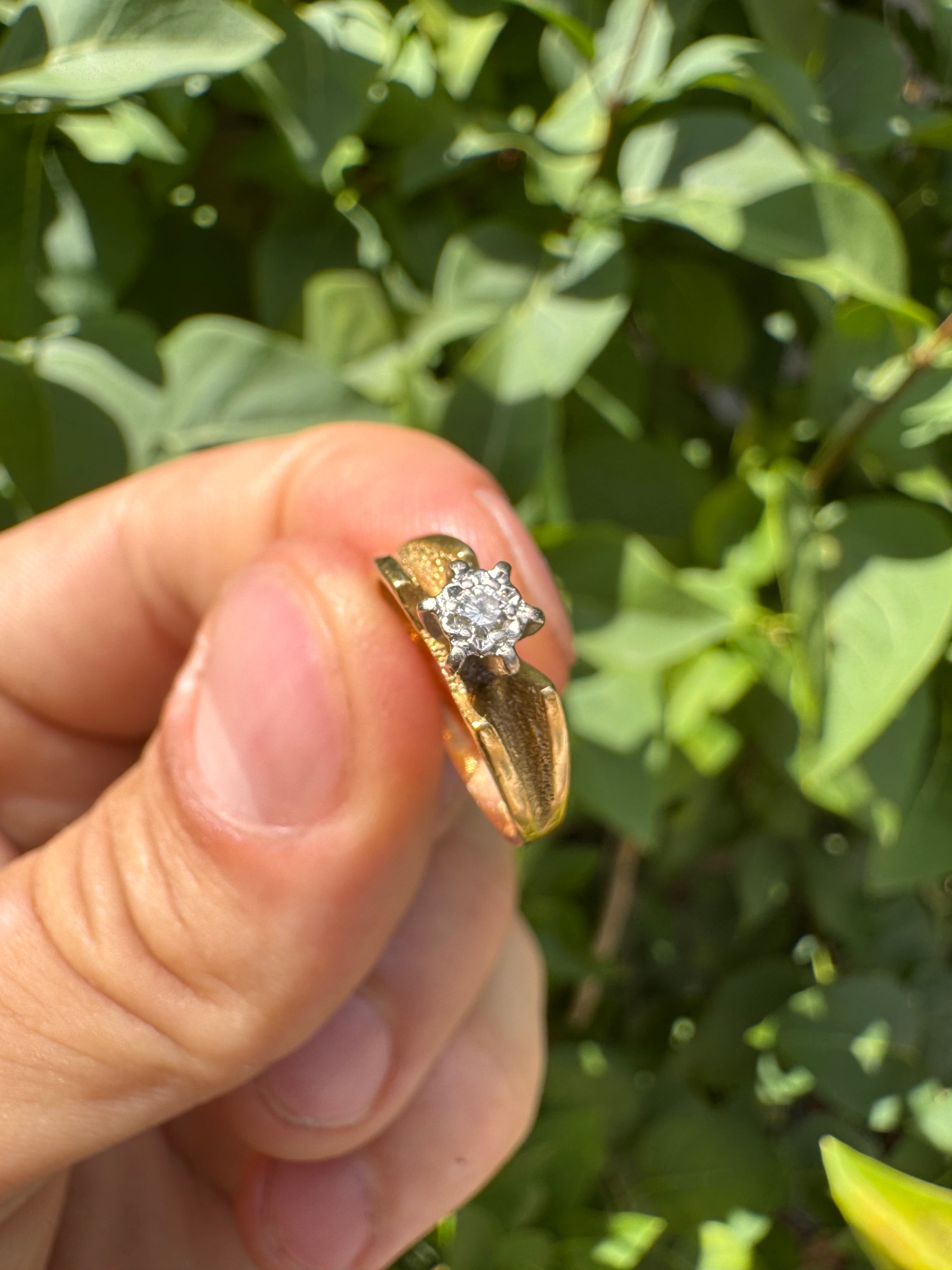 Lot 78: 18ct Yellow Gold Diamond Ring Estimate £200-400