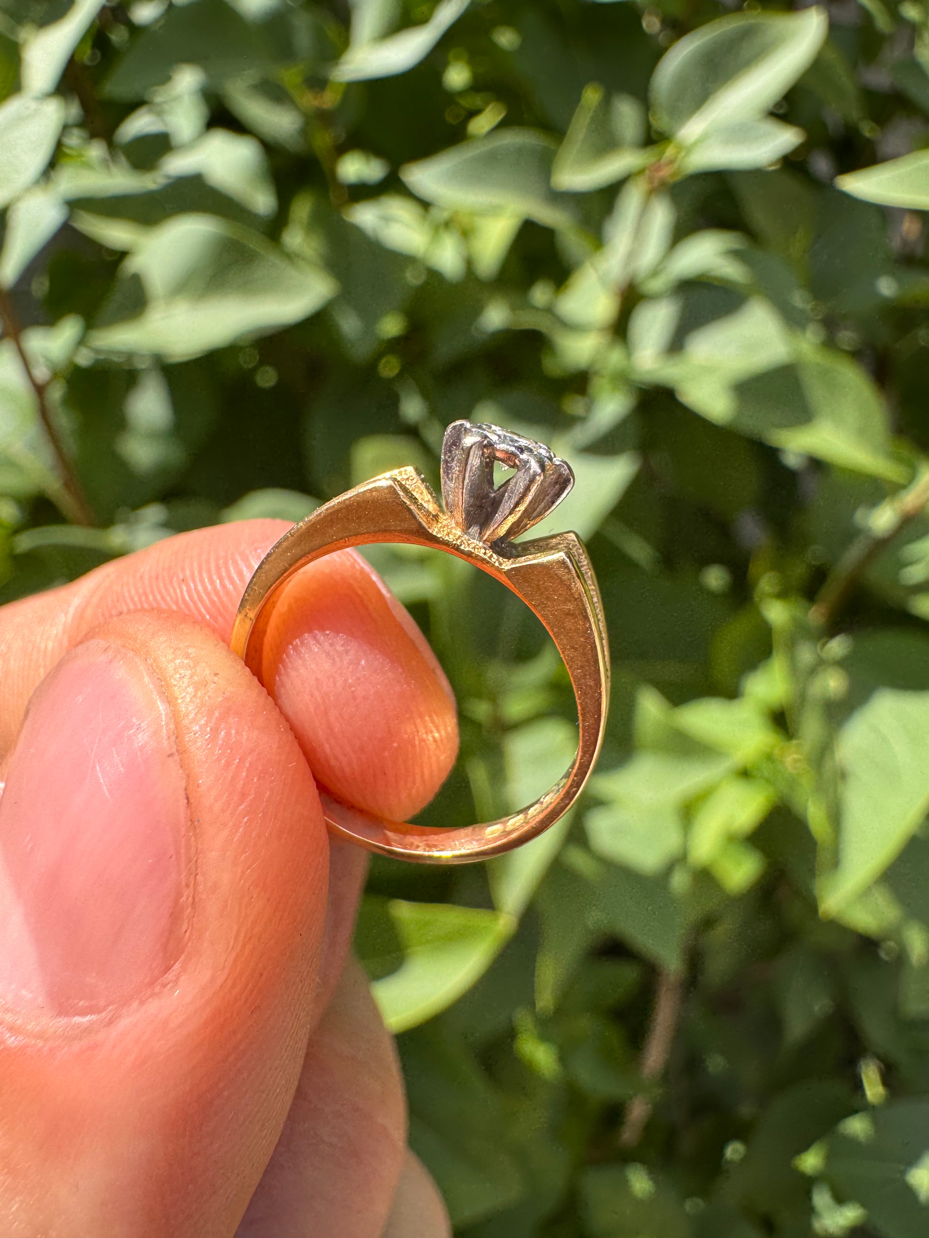Lot 78: 18ct Yellow Gold Diamond Ring Estimate £200-400