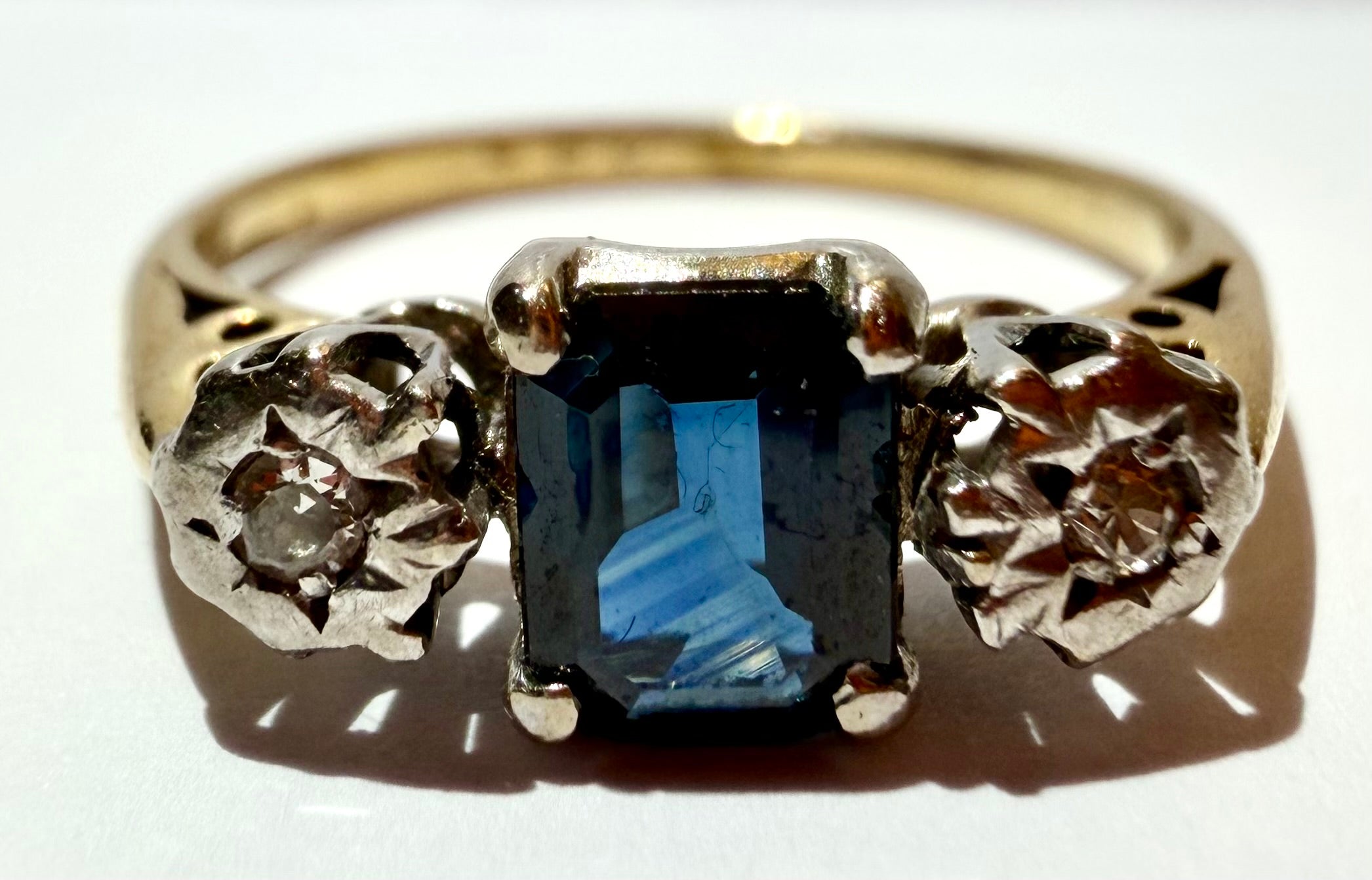 Lot 76: 18ct Yellow Gold Sapphire Ring
