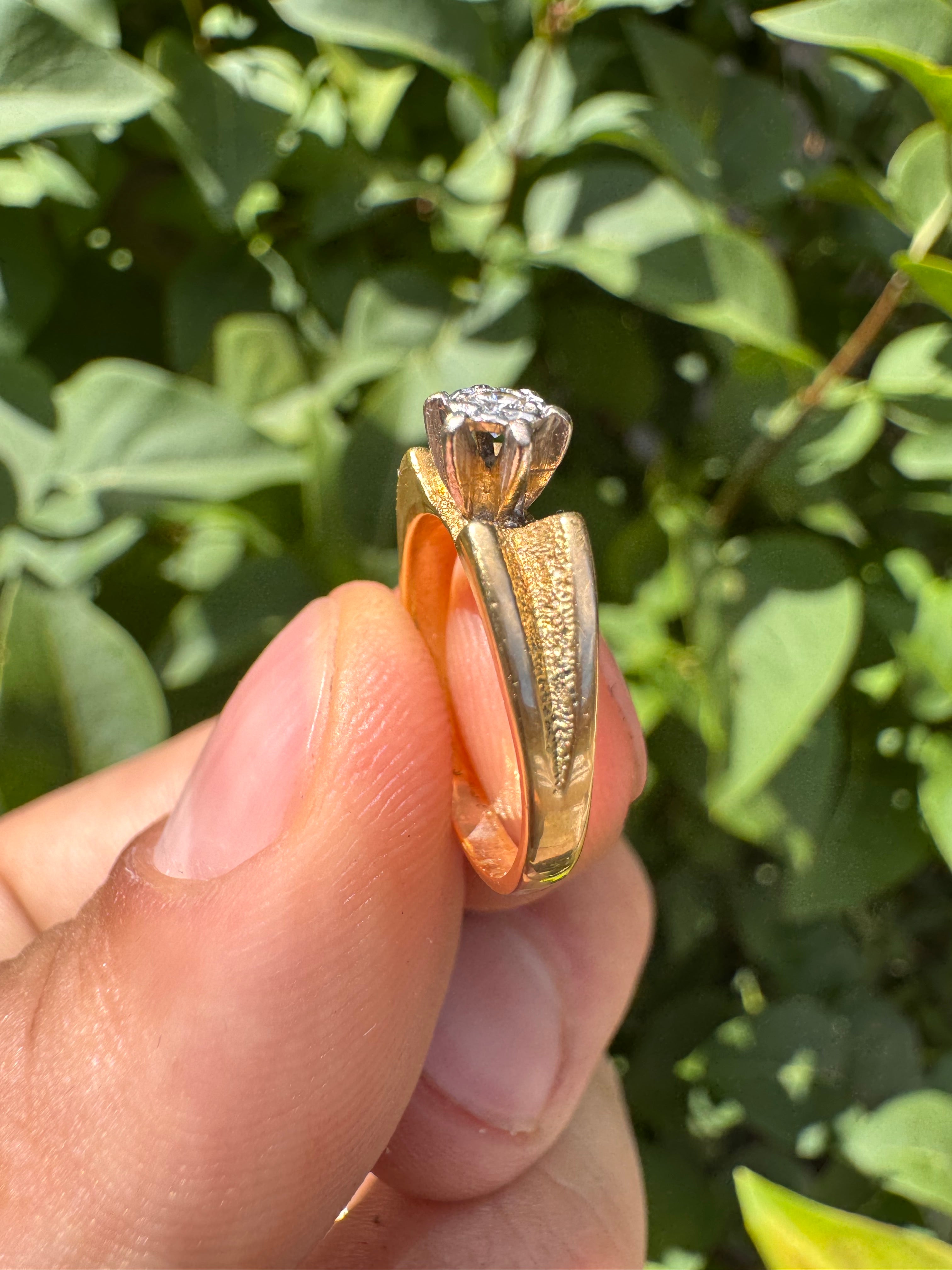 Lot 78: 18ct Yellow Gold Diamond Ring Estimate £200-400