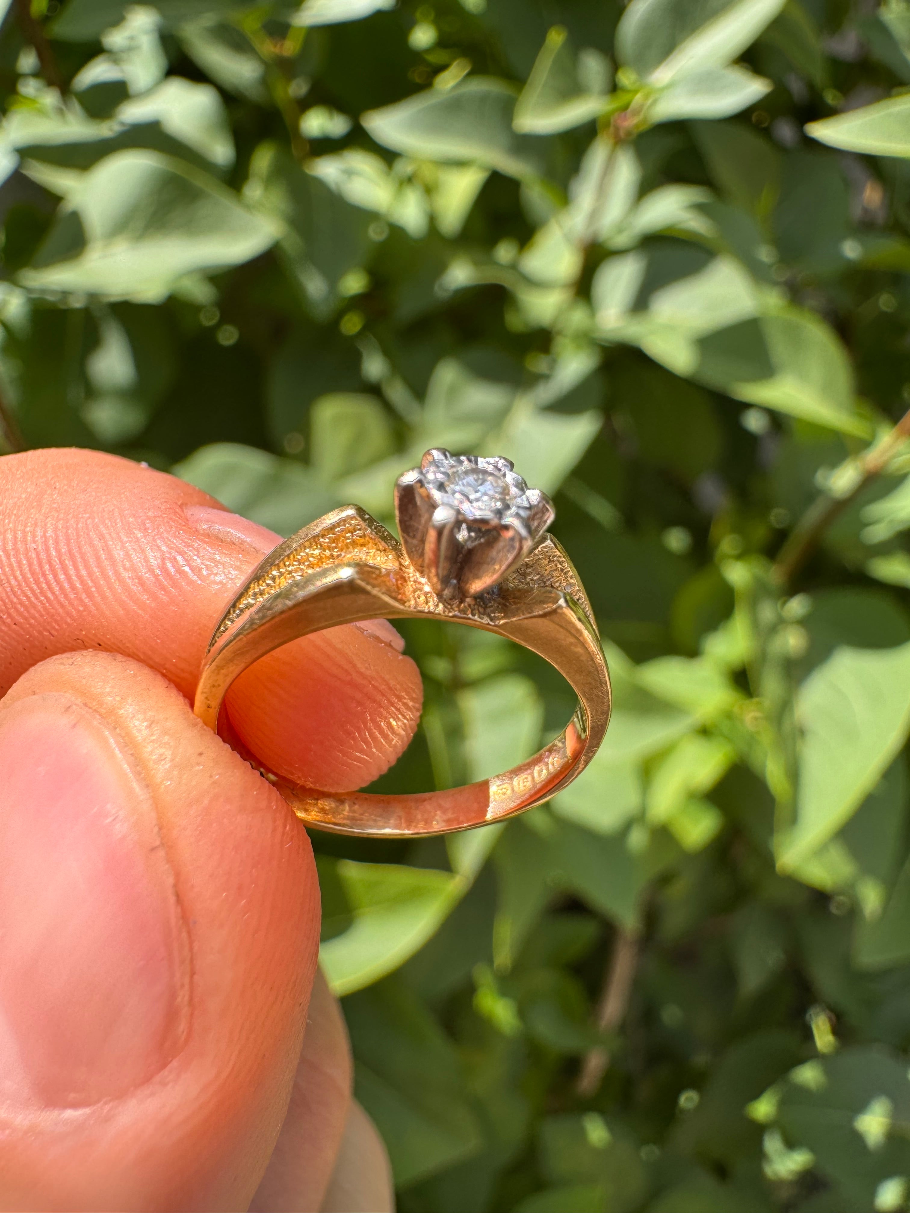 Lot 78: 18ct Yellow Gold Diamond Ring Estimate £200-400