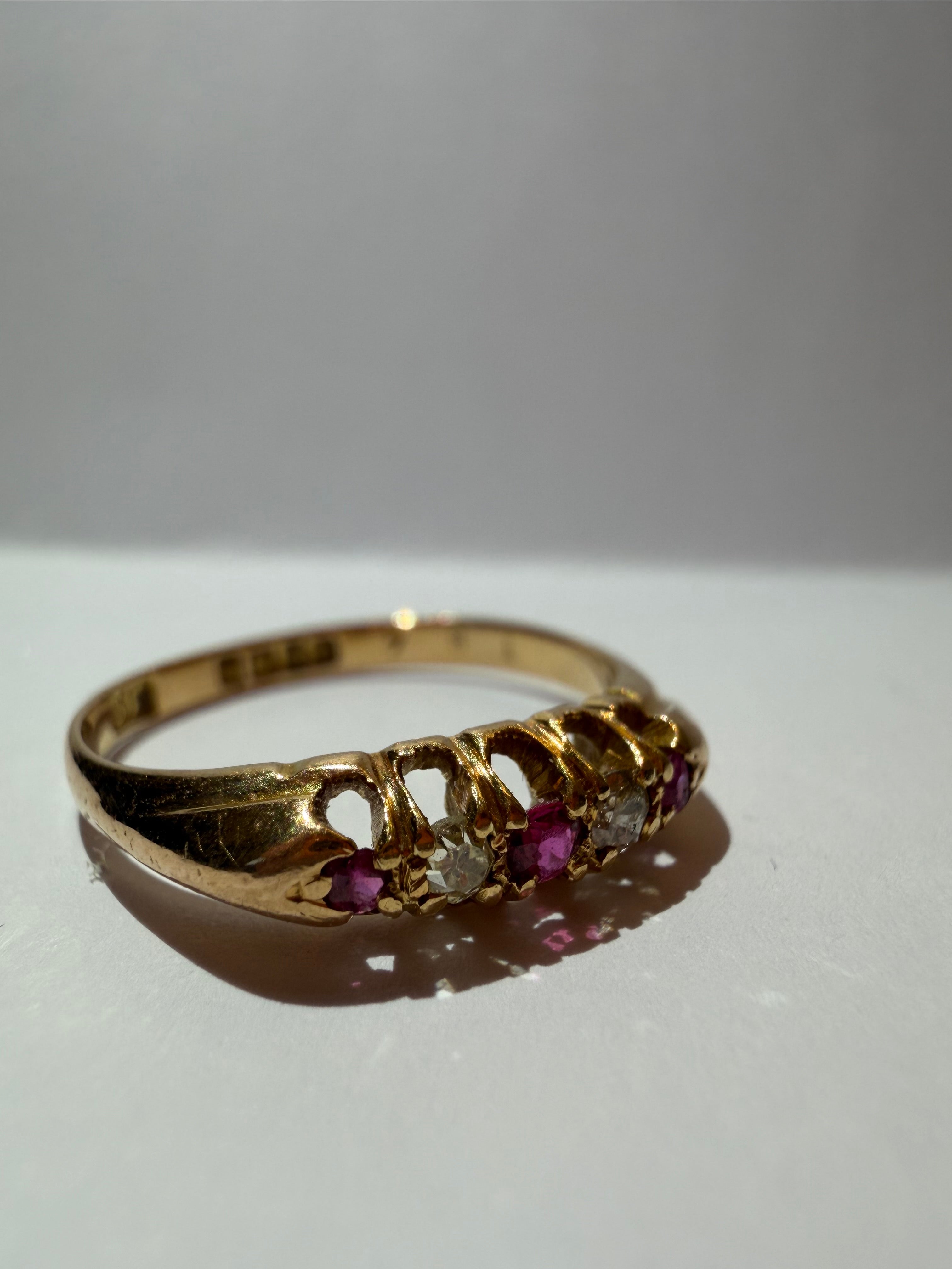Lot 79 : Antique 18ct Ruby Diamond Ring