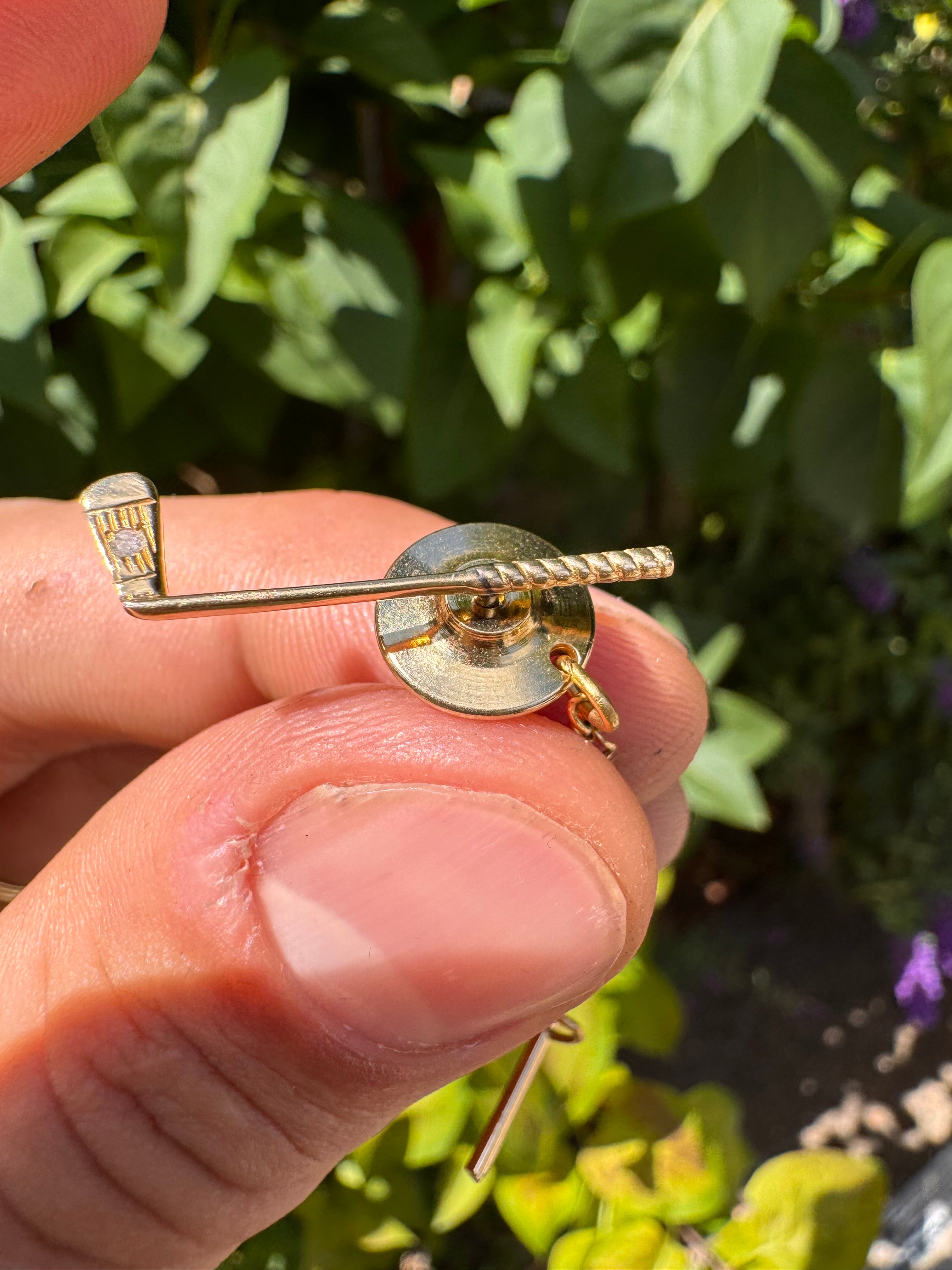 Lot 10: 14ct Gold Diamond Tie Pin Golf Club (Italian)