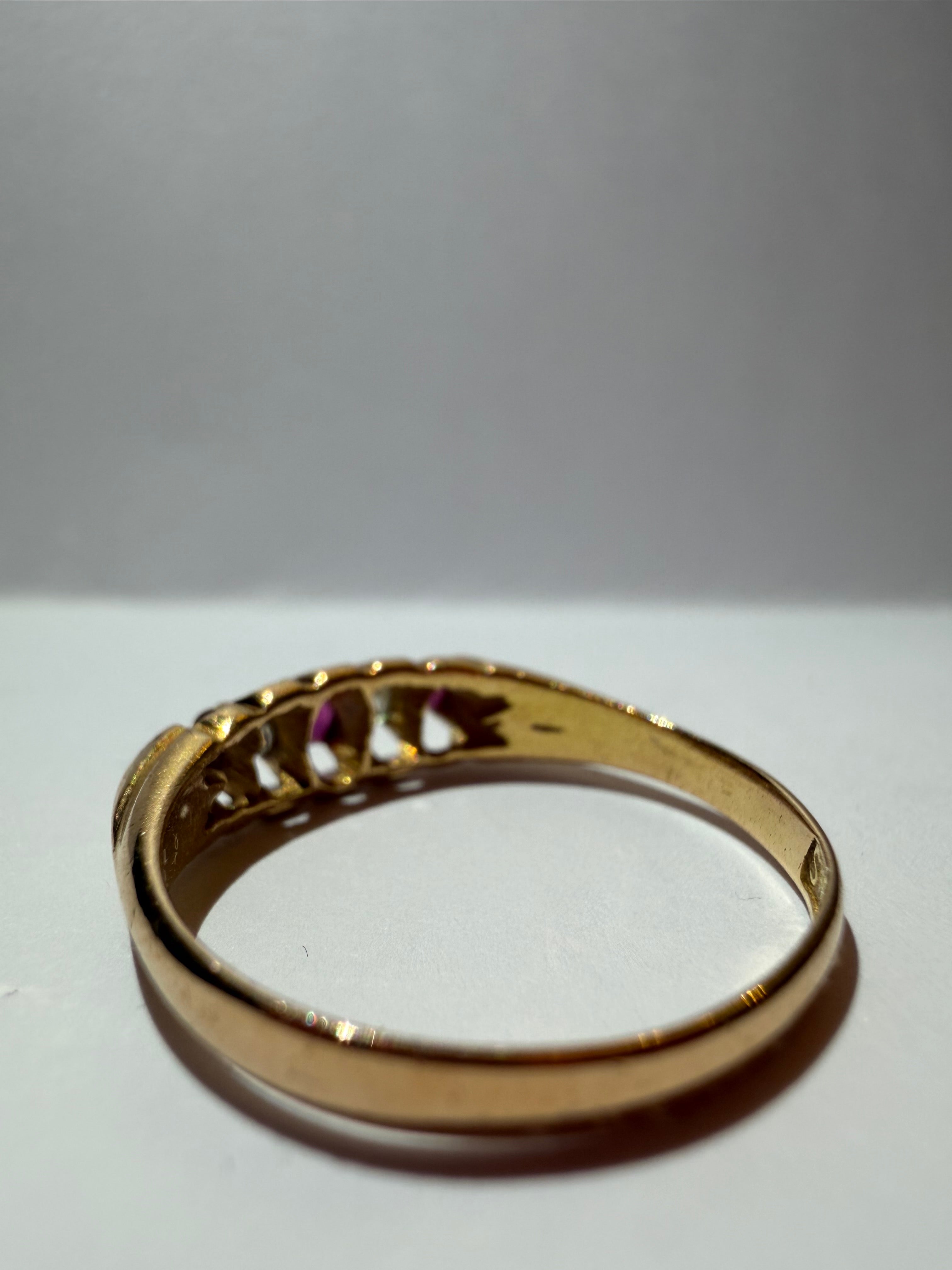 Lot 79 : Antique 18ct Ruby Diamond Ring