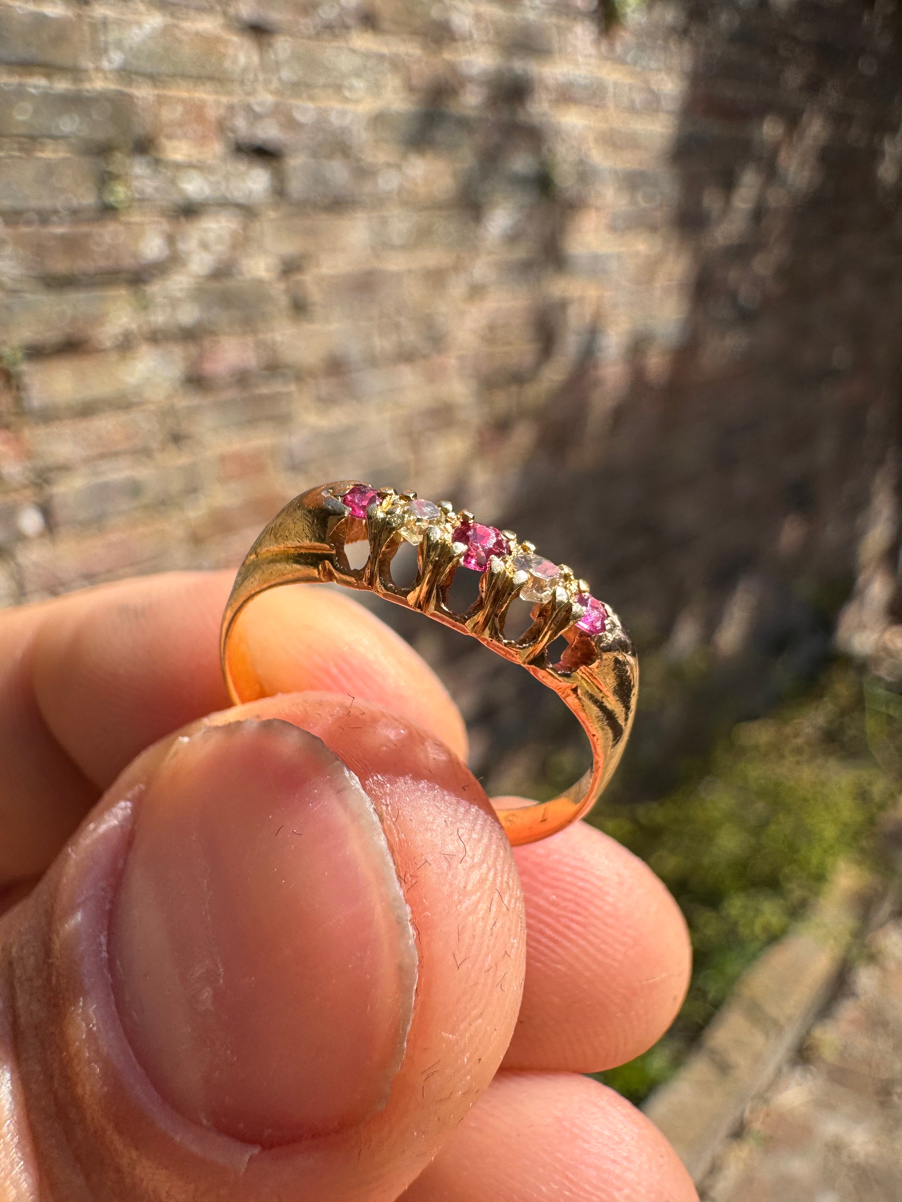 Lot 79 : Antique 18ct Ruby Diamond Ring