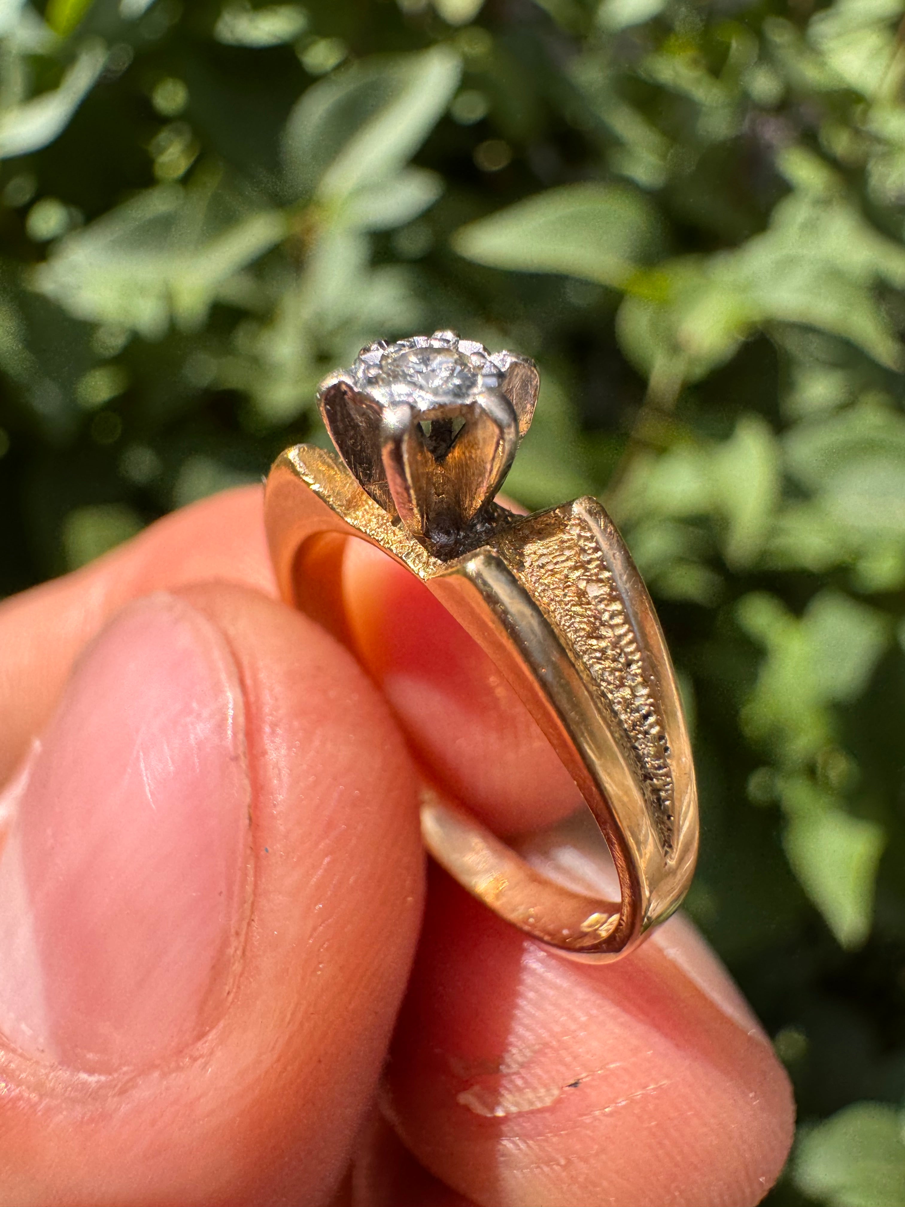 Lot 78: 18ct Yellow Gold Diamond Ring Estimate £200-400