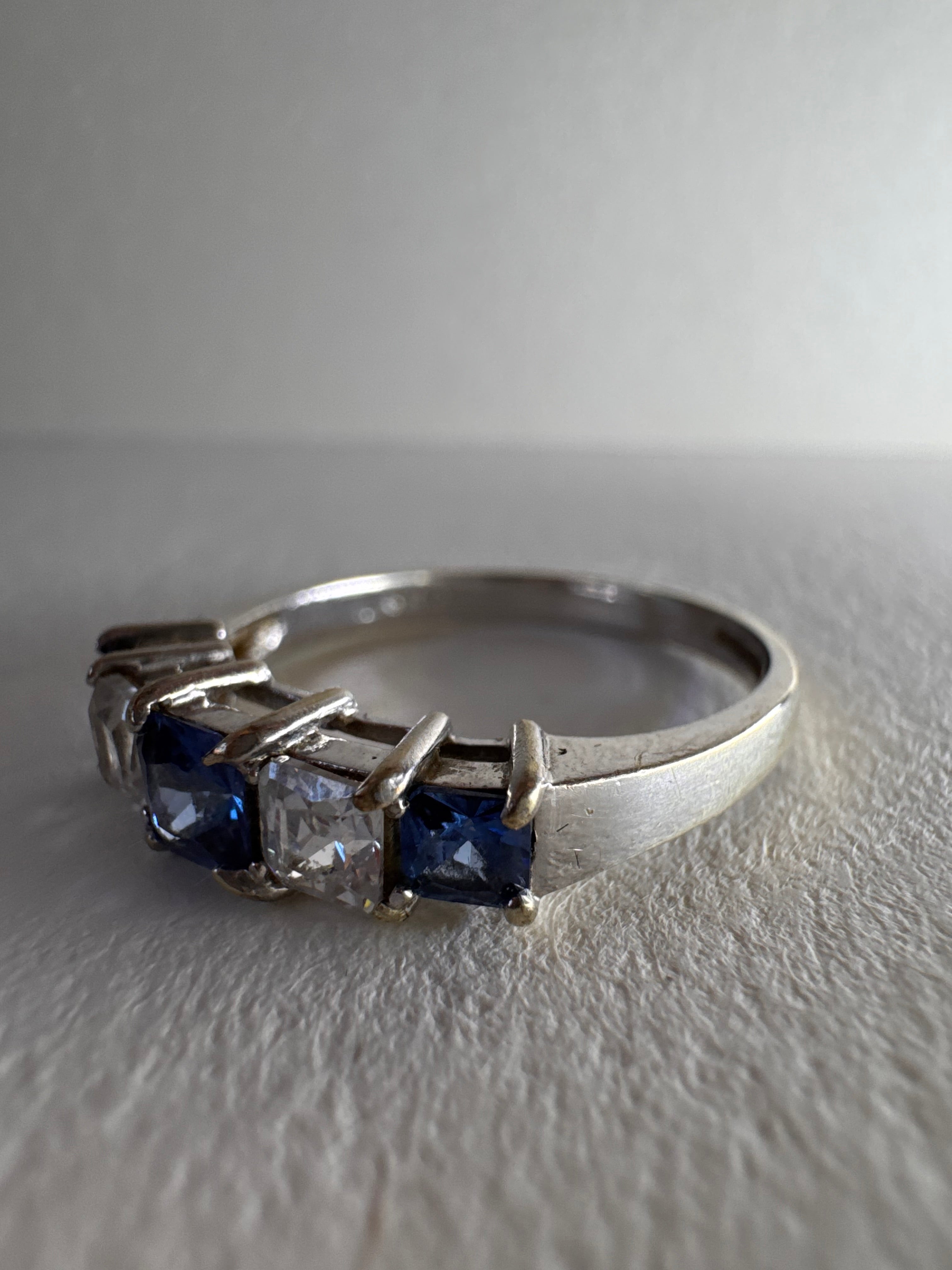 9ct white Gold Ring