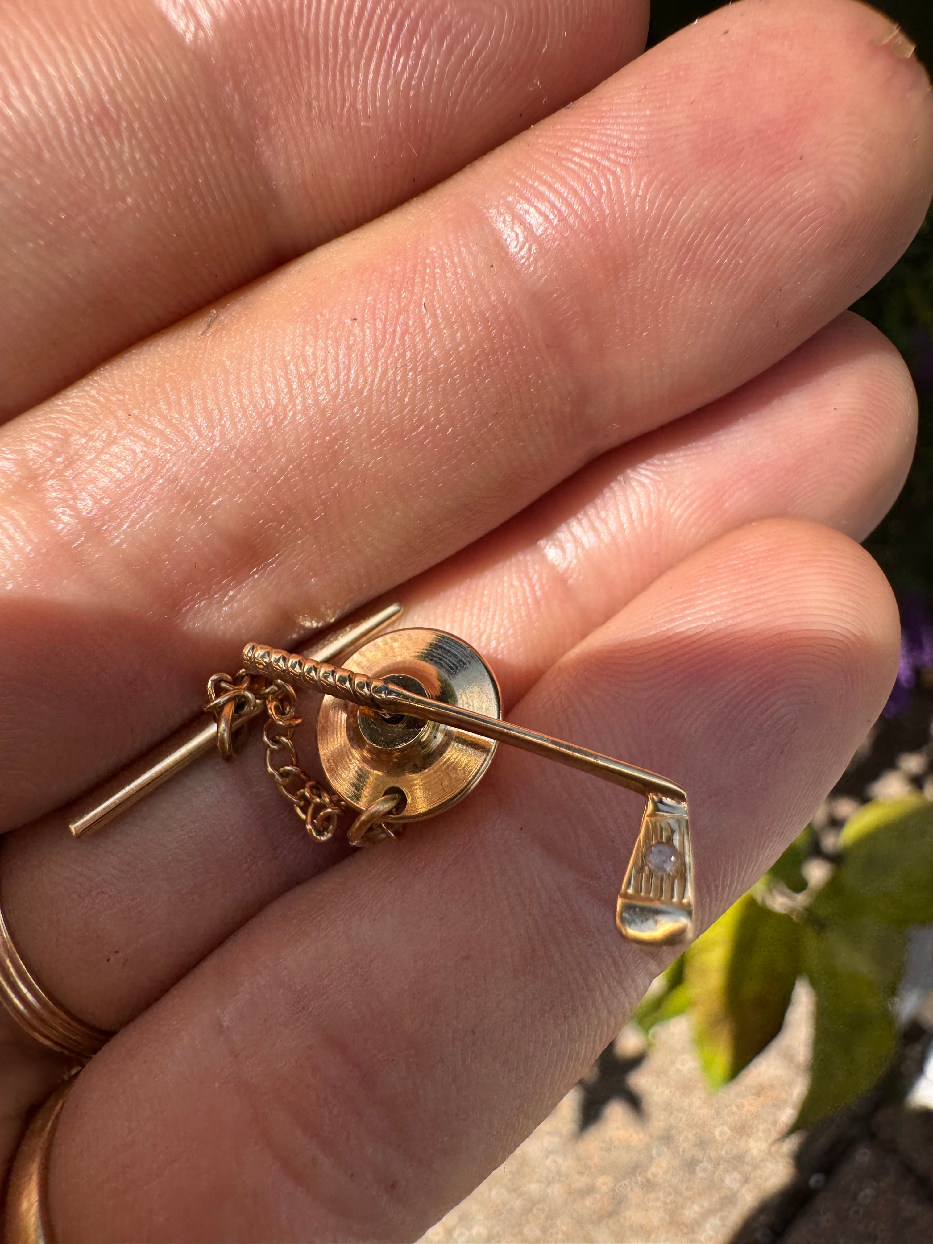 Lot 10: 14ct Gold Diamond Tie Pin Golf Club (Italian)