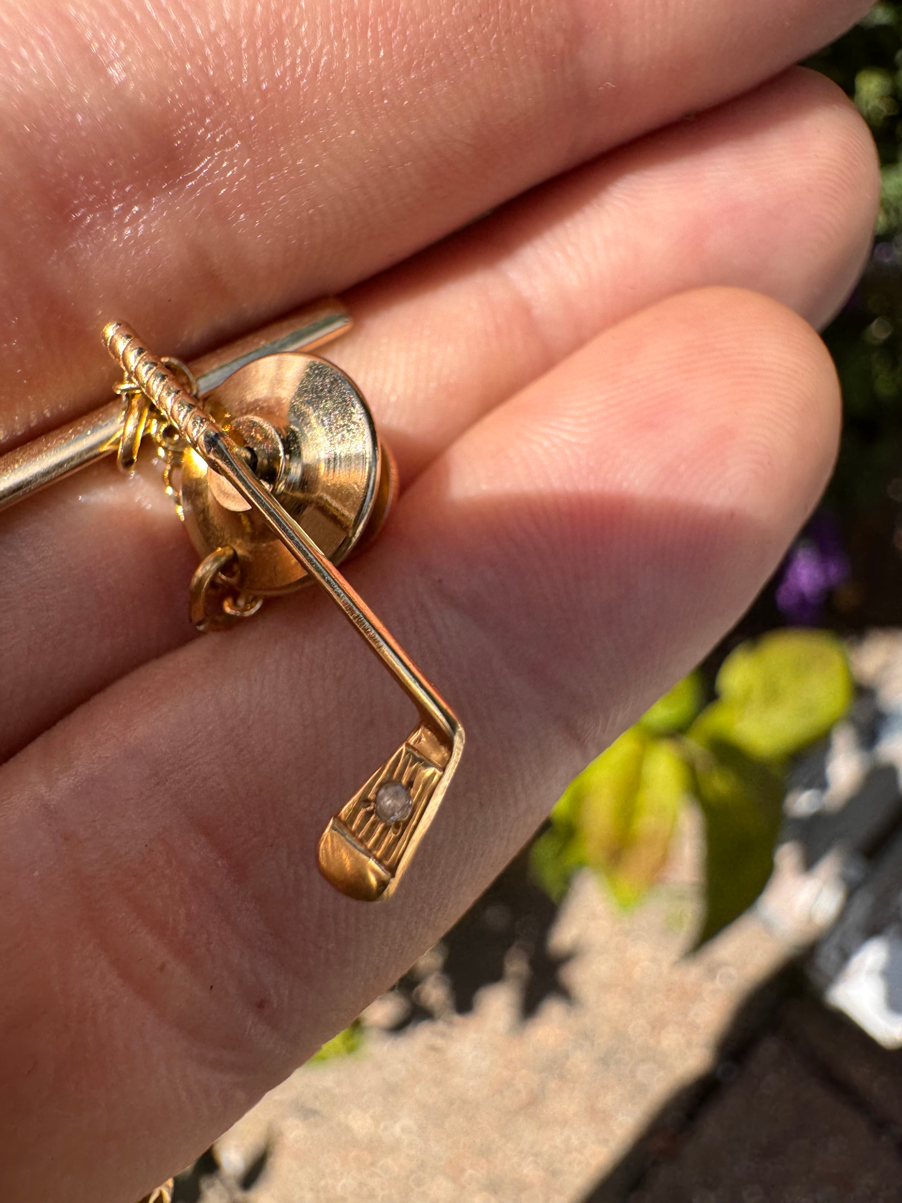 Lot 10: 14ct Gold Diamond Tie Pin Golf Club (Italian)