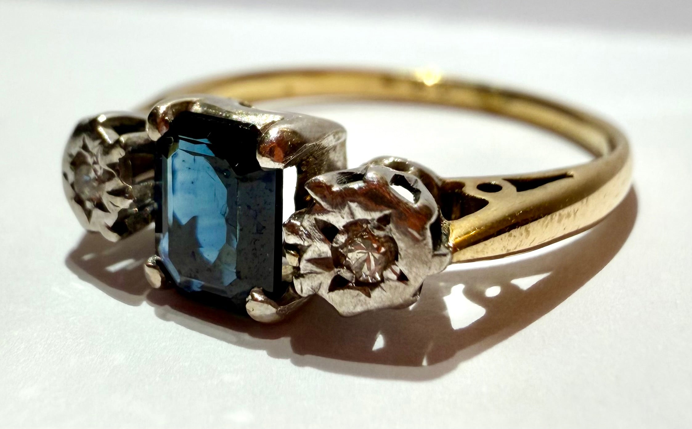 Lot 76: 18ct Yellow Gold Sapphire Ring