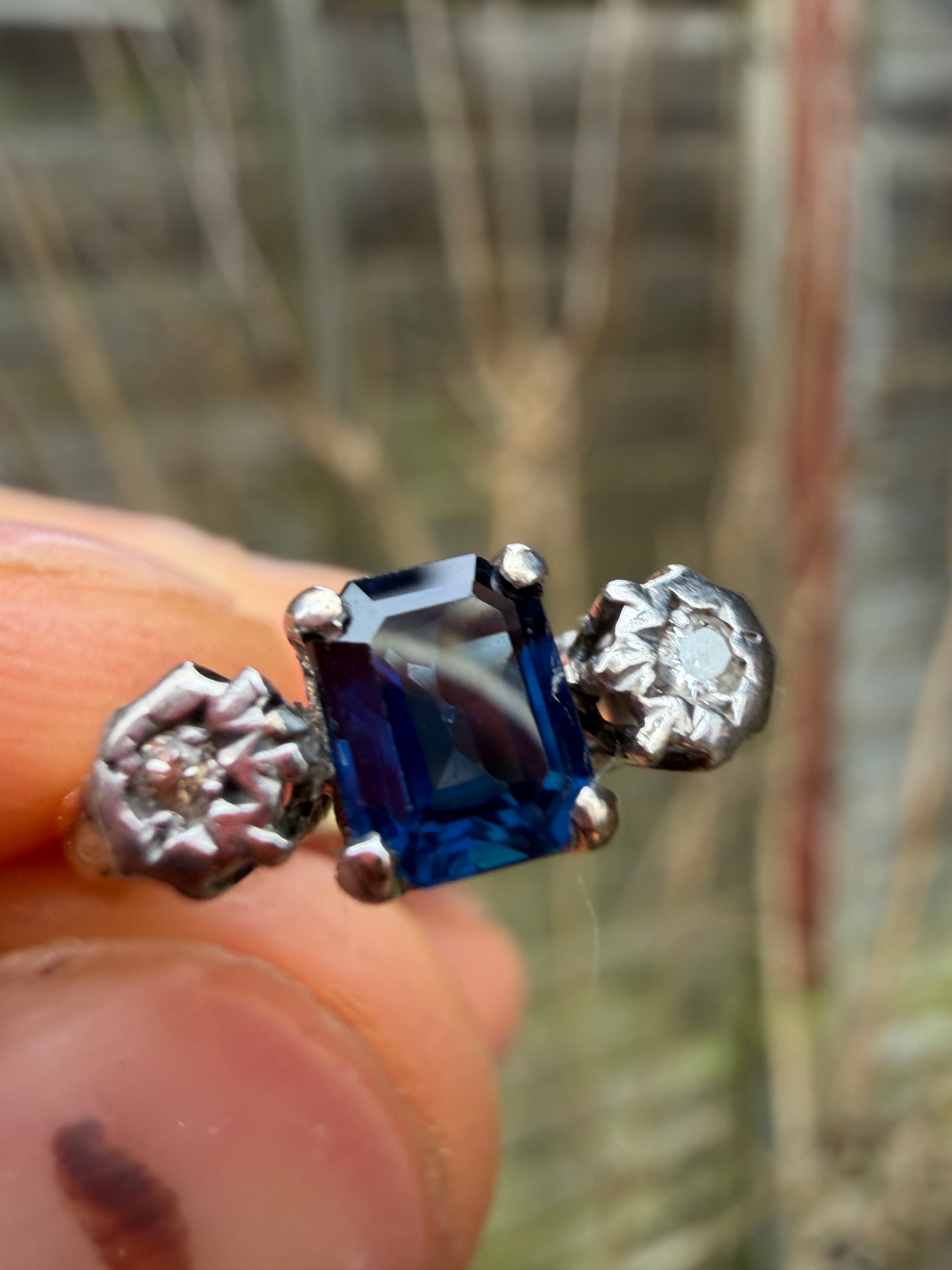 Lot 76: 18ct Yellow Gold Sapphire Ring