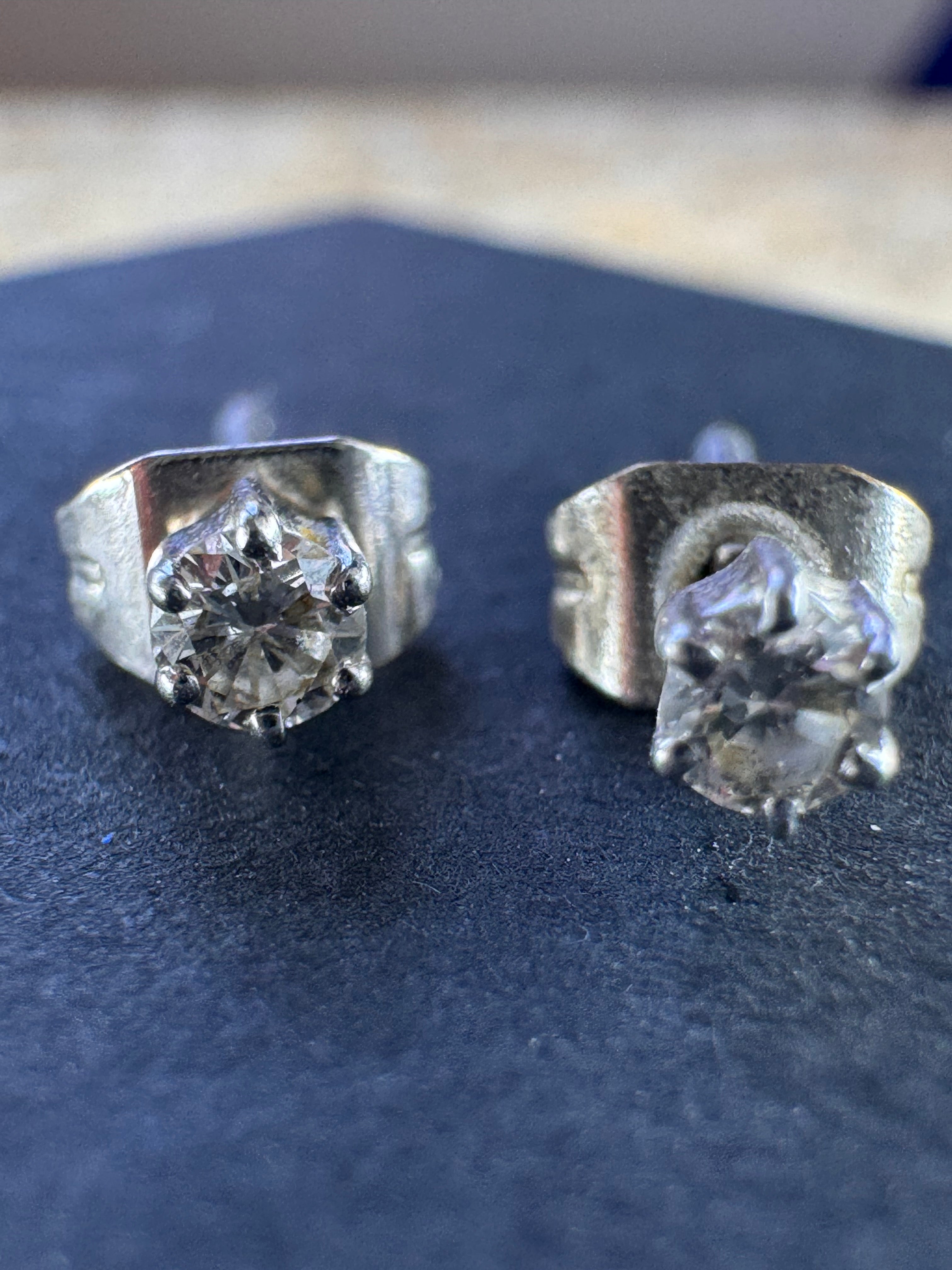 18ct White Gold Diamond Earrings 0.1ct (approx each)